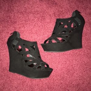 Black wedges